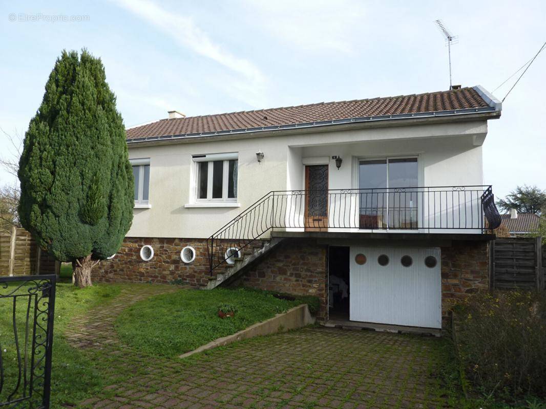 Maison à SAINT-MACAIRE-EN-MAUGES