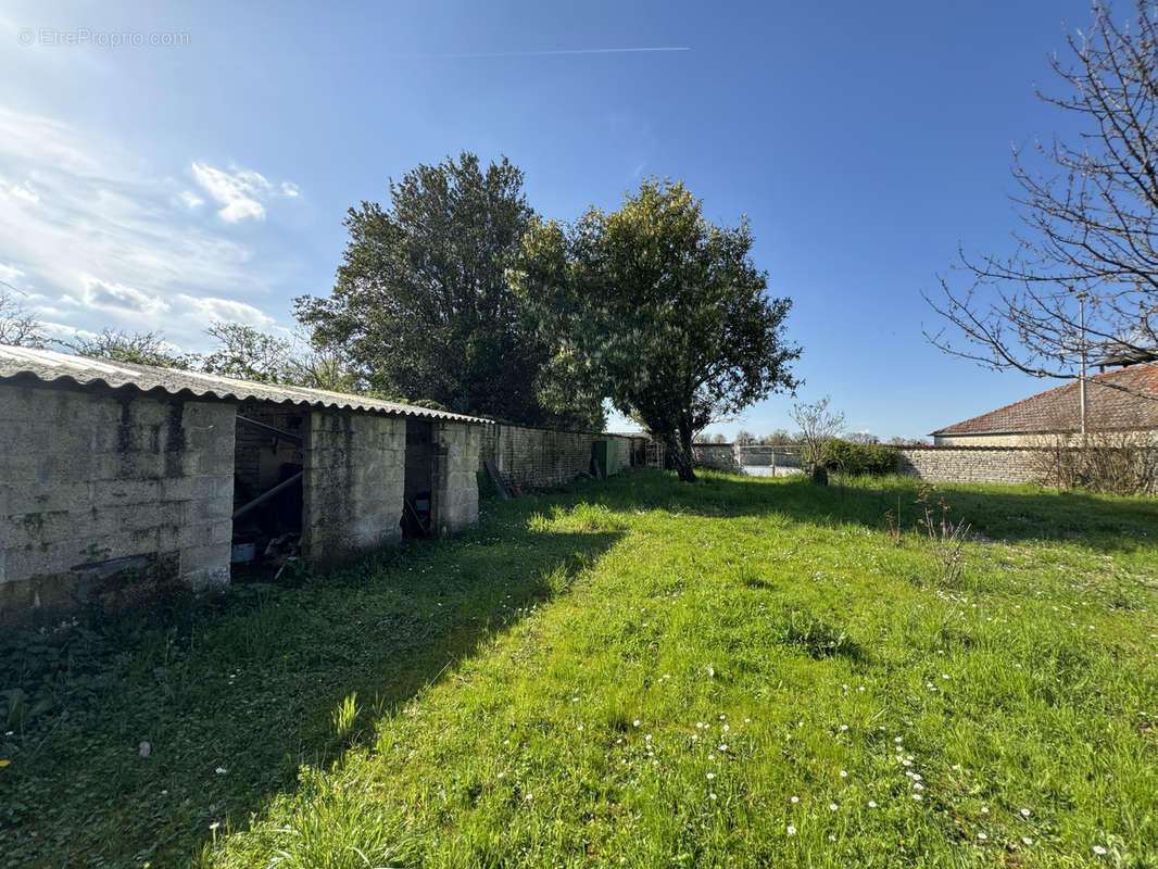 Maison à NEUVICQ-LE-CHATEAU