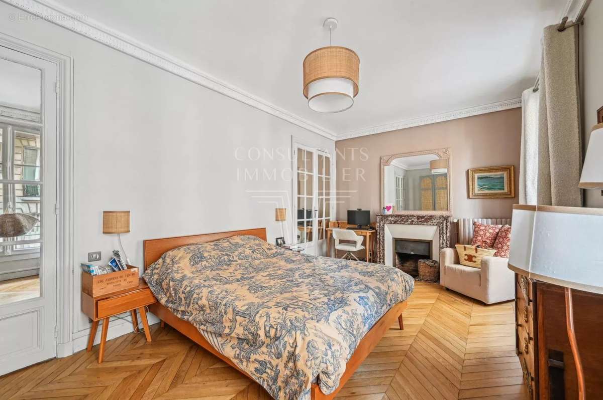 Appartement à PARIS-16E