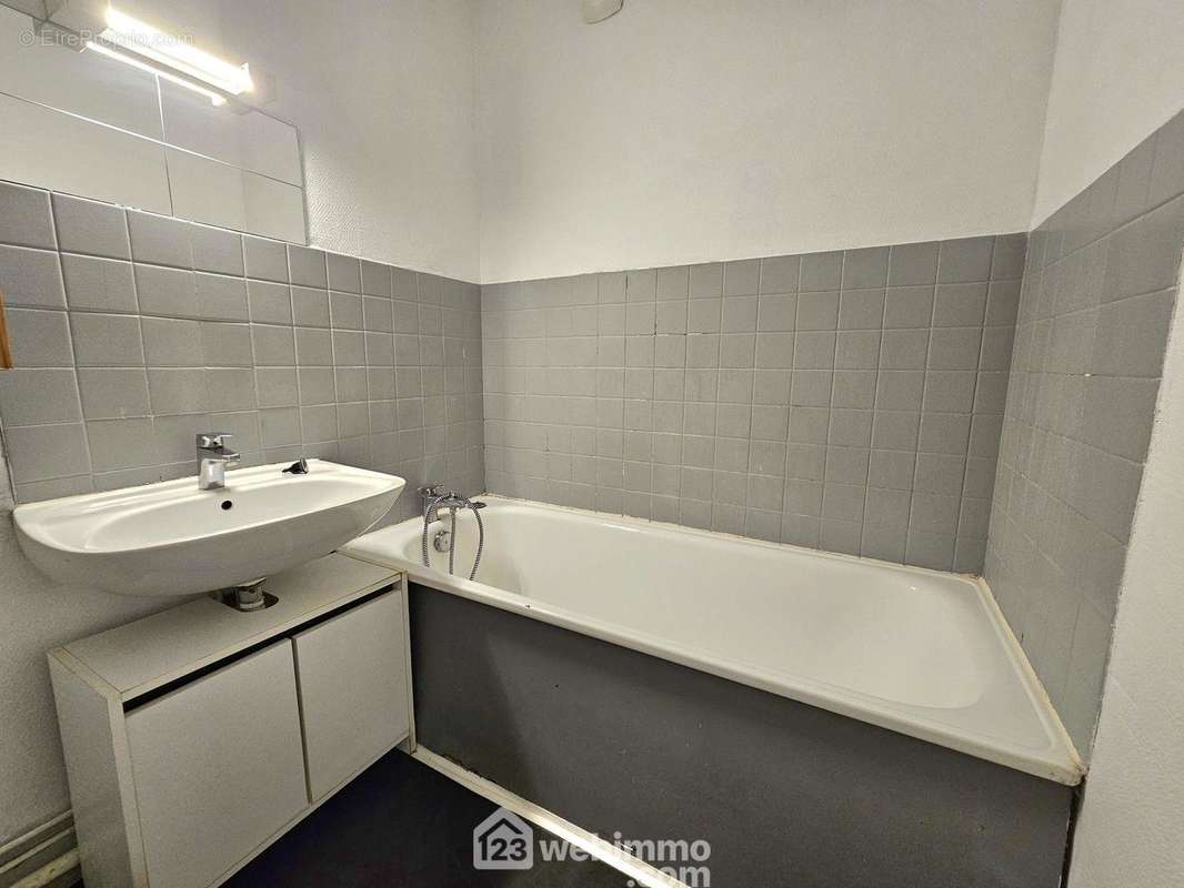 Une salle de bain. - Appartement à SAINT-MAMMES