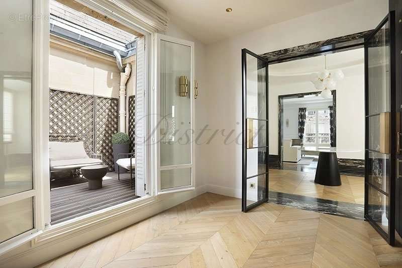 Appartement à PARIS-8E