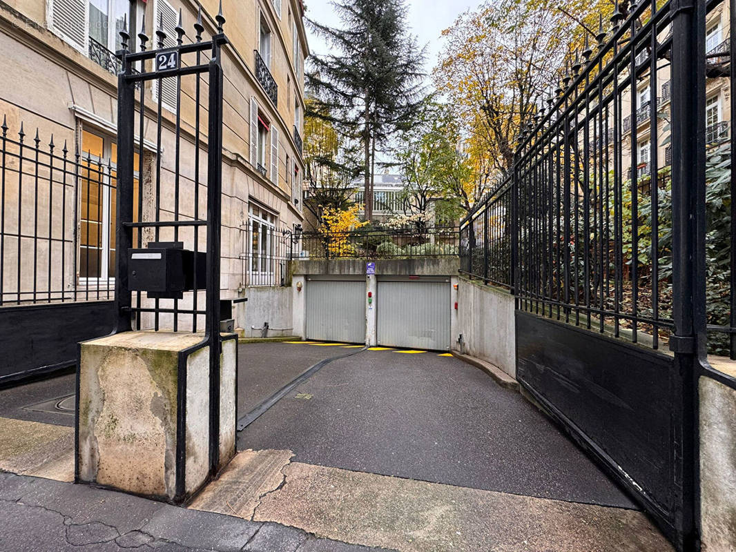 Parking à PARIS-8E