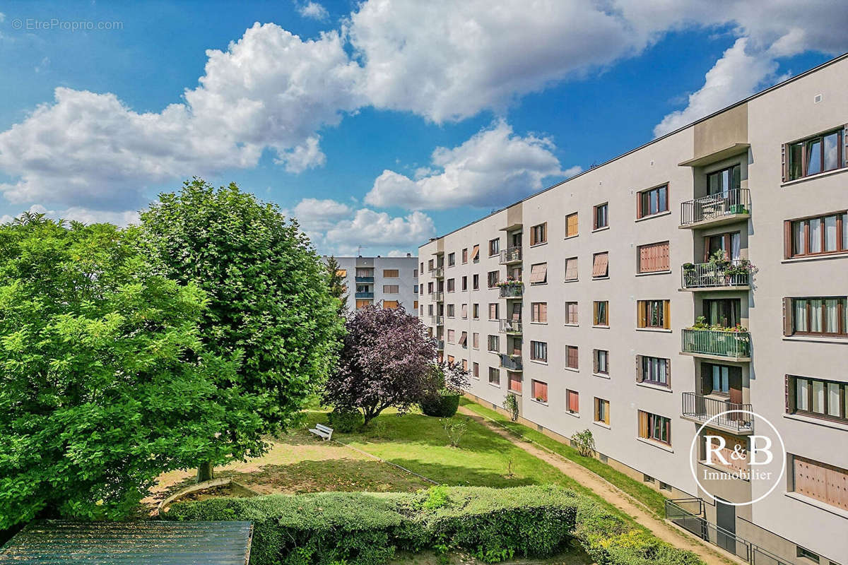 Appartement à LES CLAYES-SOUS-BOIS