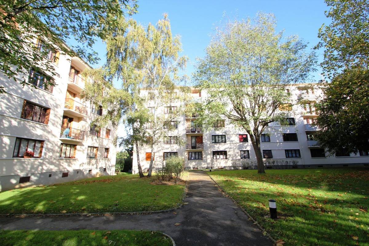 Appartement à LES CLAYES-SOUS-BOIS