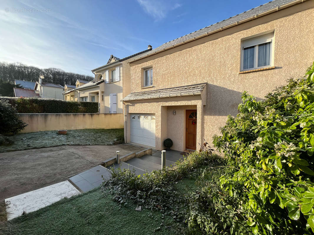 Maison à LES CLAYES-SOUS-BOIS