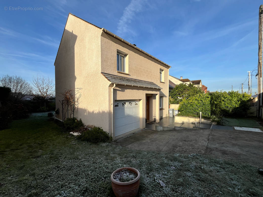 Maison à LES CLAYES-SOUS-BOIS