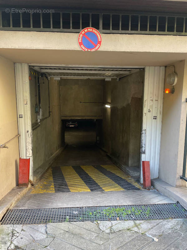 Parking à PARIS-11E