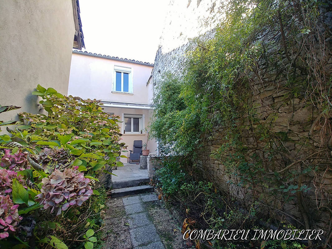 Maison à PUYLAROQUE