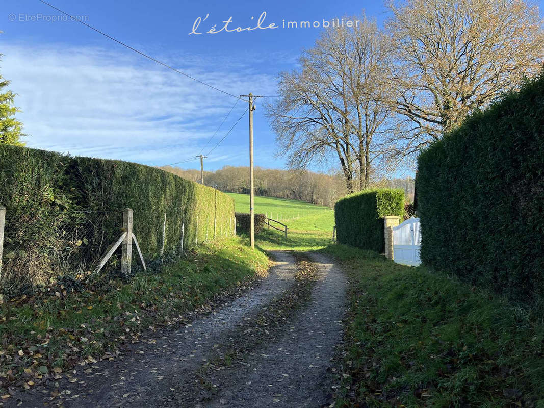 Maison à LA CHAPELLE-MONTLIGEON