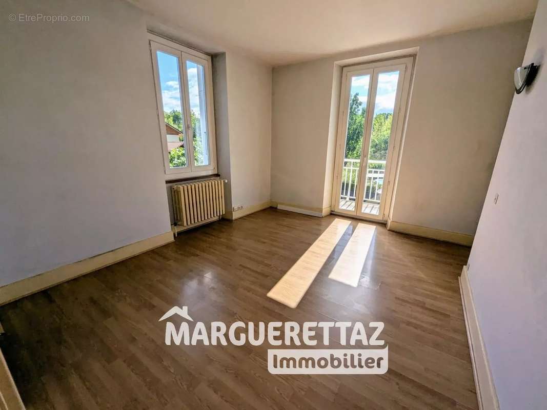 Appartement à BONNE