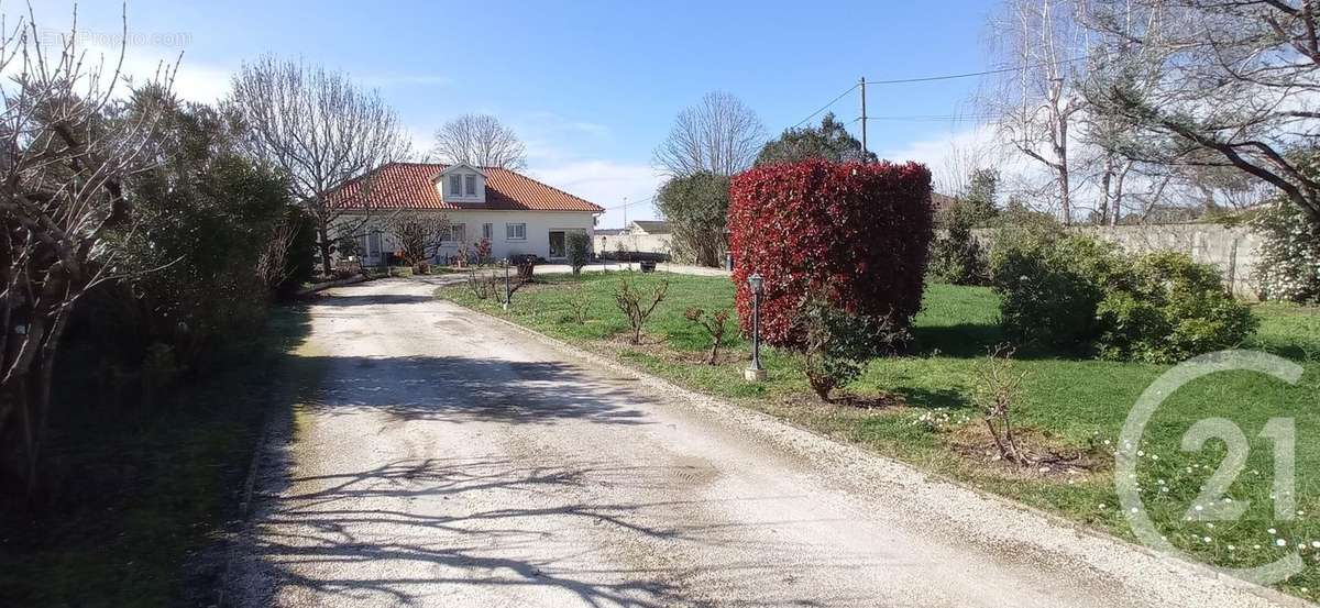 Maison à COUTRAS