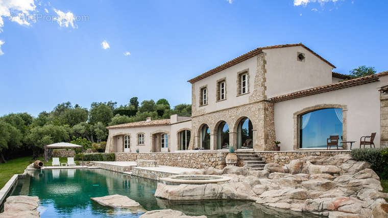 Maison à CHATEAUNEUF-GRASSE