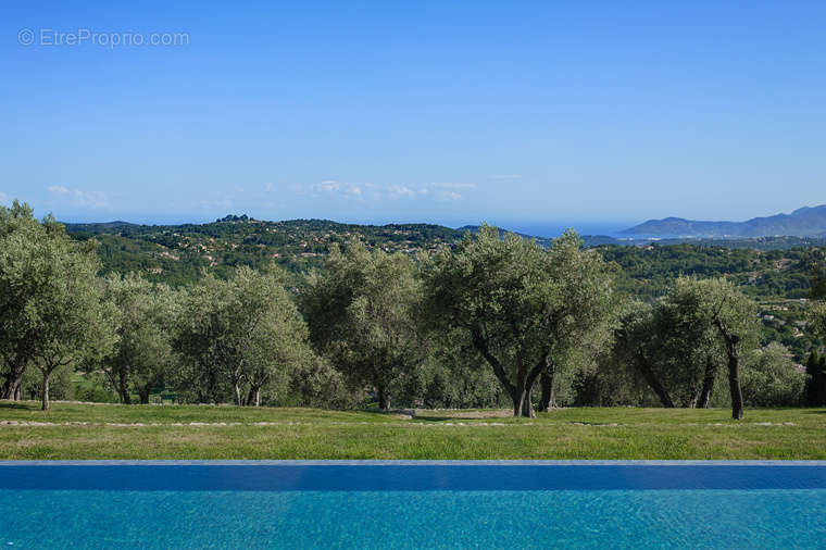 Maison à CHATEAUNEUF-GRASSE