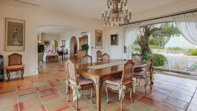 Maison à CHATEAUNEUF-GRASSE