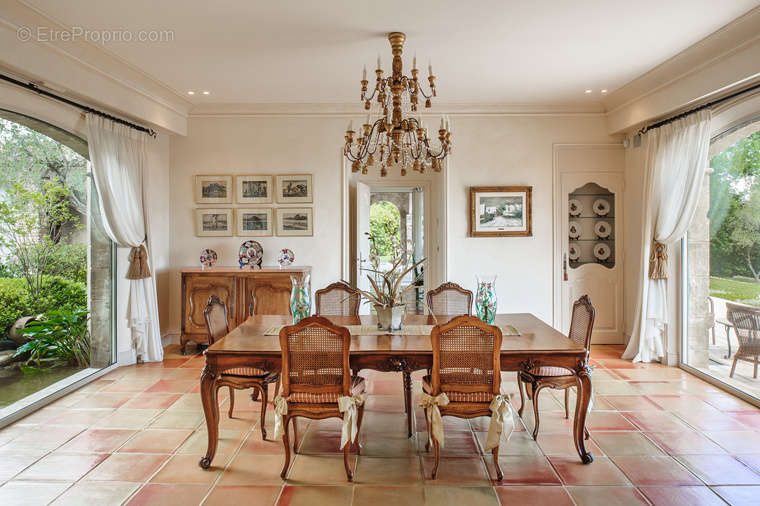 Maison à CHATEAUNEUF-GRASSE