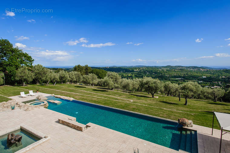 Maison à CHATEAUNEUF-GRASSE