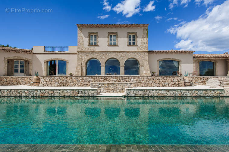 Maison à CHATEAUNEUF-GRASSE