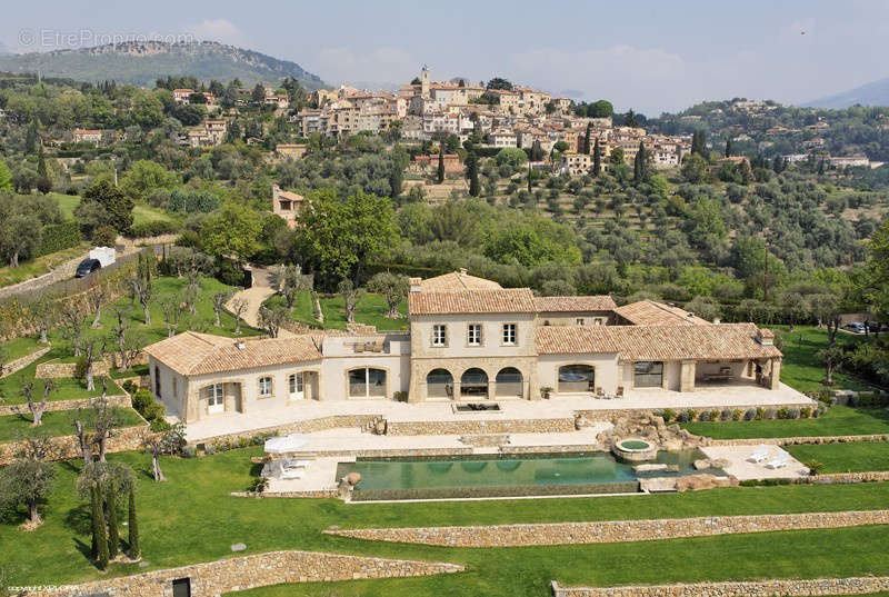 Maison à CHATEAUNEUF-GRASSE