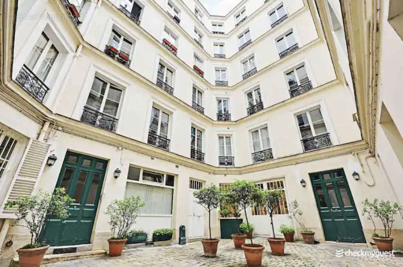 Appartement à PARIS-1E