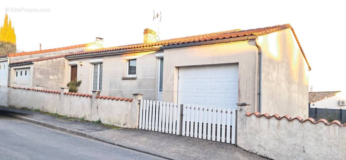 Maison à RUELLE-SUR-TOUVRE