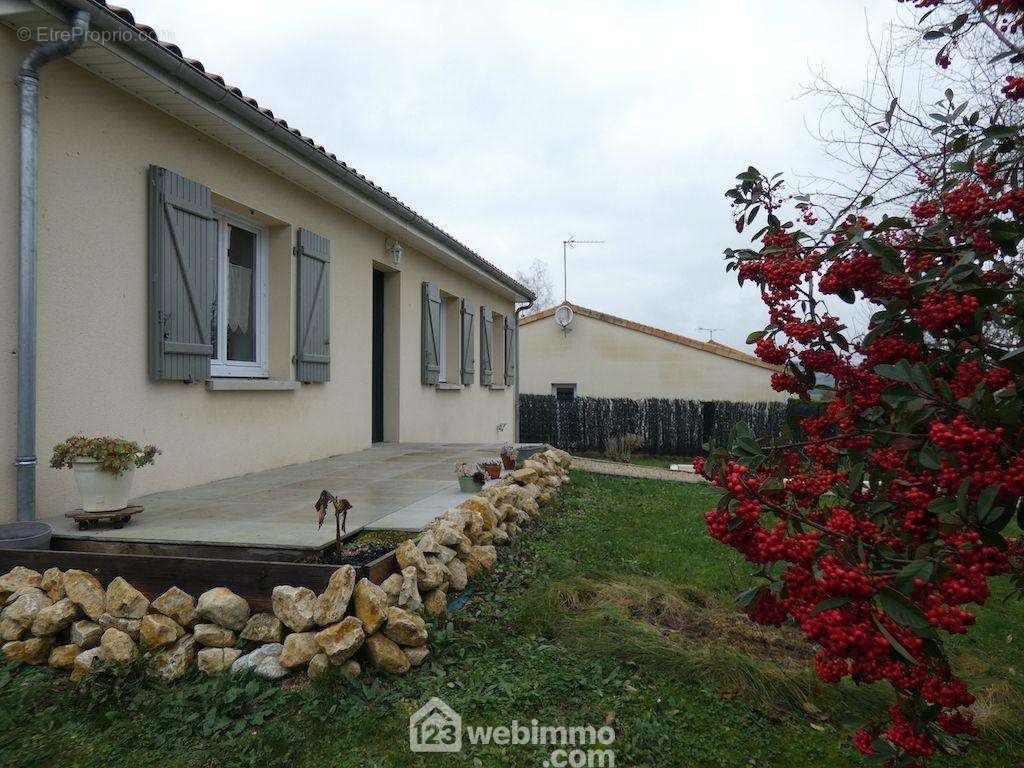 La terrasse carrelée sur plots donne accès à... - Maison à SAINT-CYR