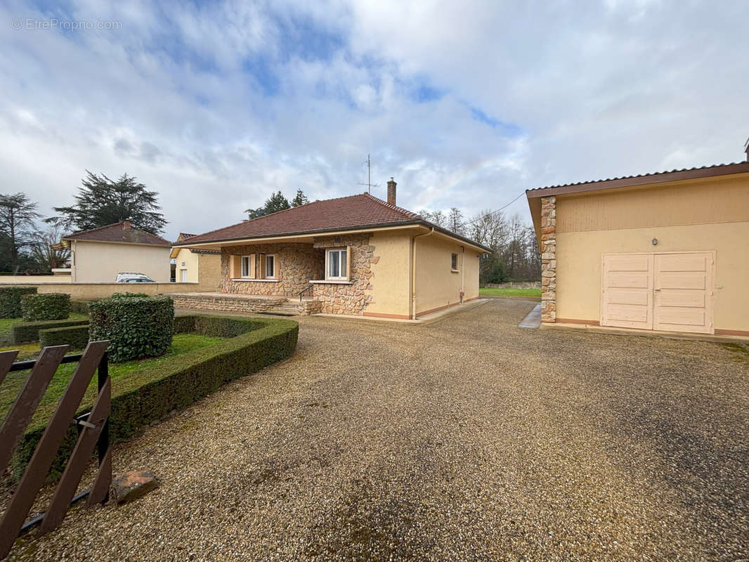 Maison à BAGE-LE-CHATEL