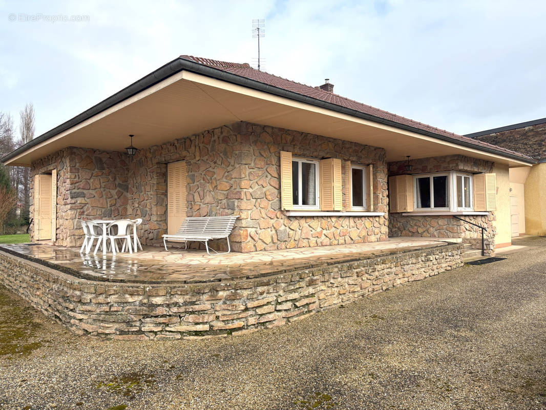 Maison à BAGE-LE-CHATEL