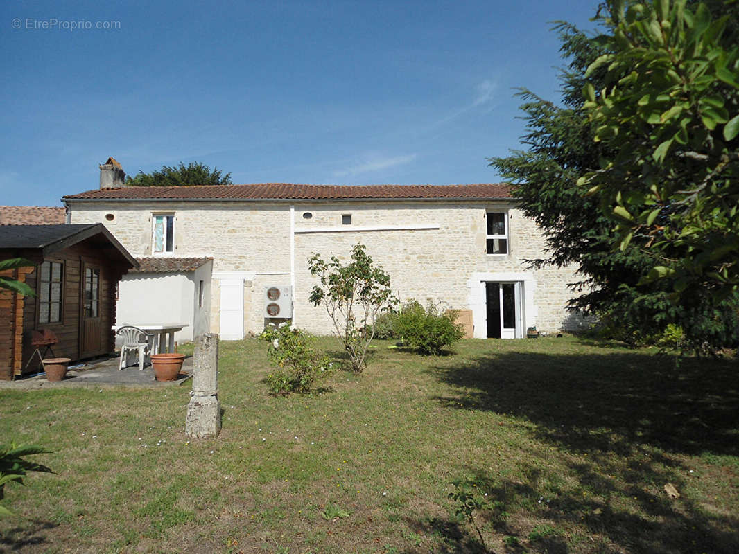 Maison à SAINT-GERMAIN-DE-MARENCENNES