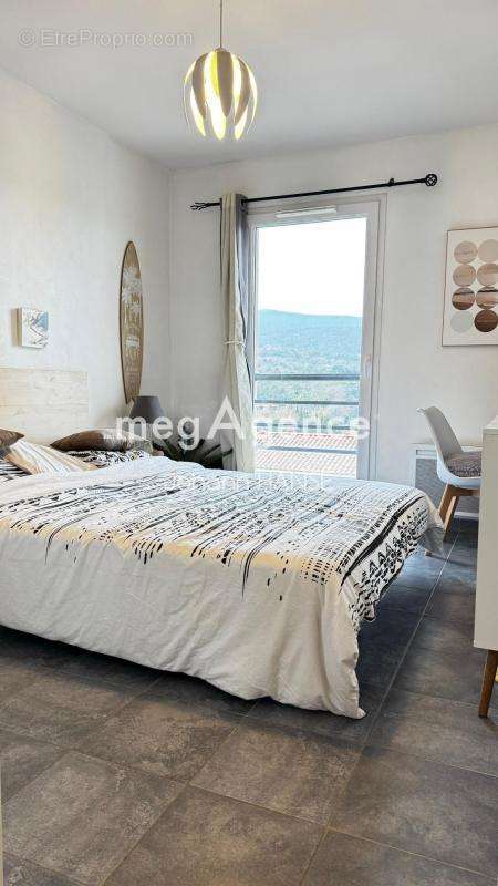 Appartement à ROQUEBRUNE-SUR-ARGENS