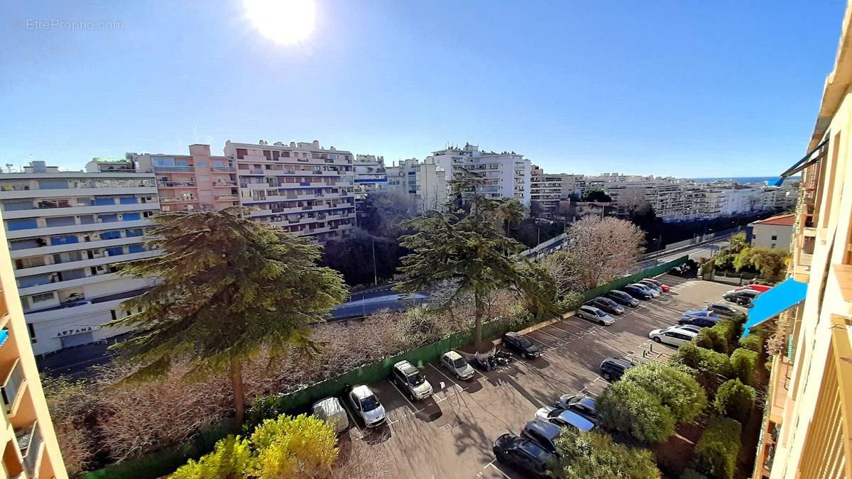 Vue citadine et dégagée jusqu&#039;à la mer - Appartement à ANTIBES