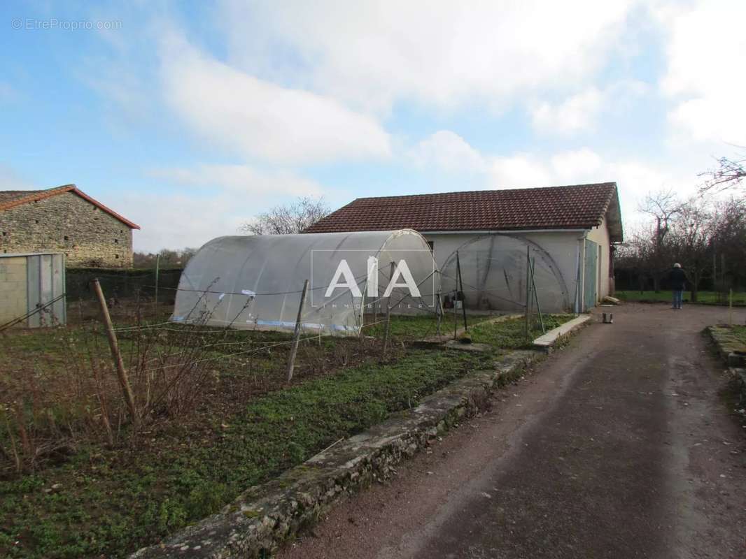 Maison à LES ADJOTS