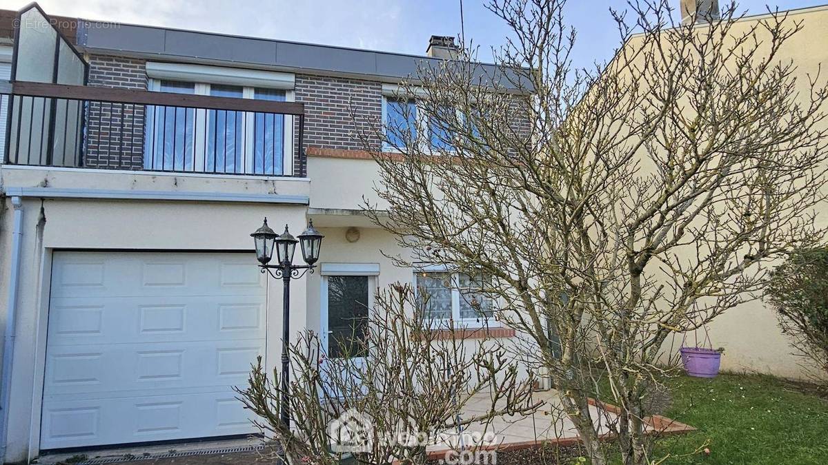 Venez découvrir cette belle maison de 120 m² sur un terrain de 262 m². - Maison à MILLY-LA-FORET