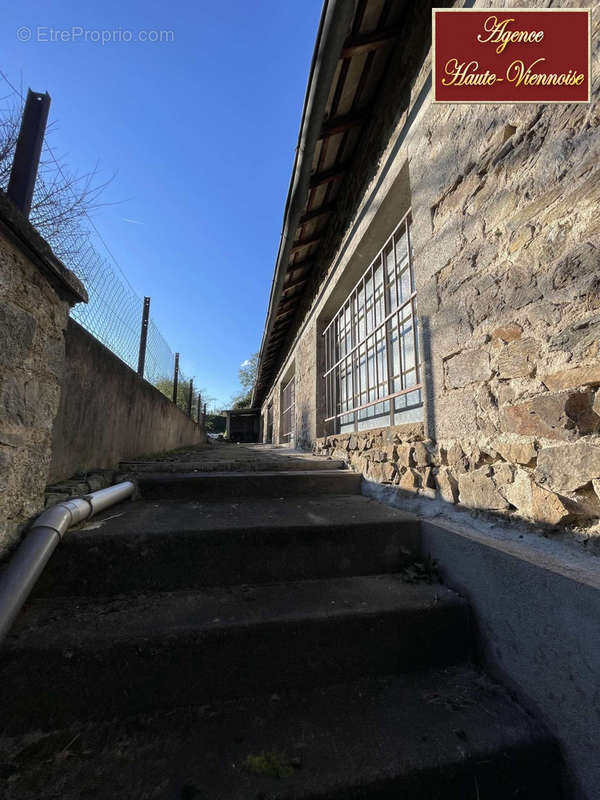 Parking à CHATEAUNEUF-LA-FORET