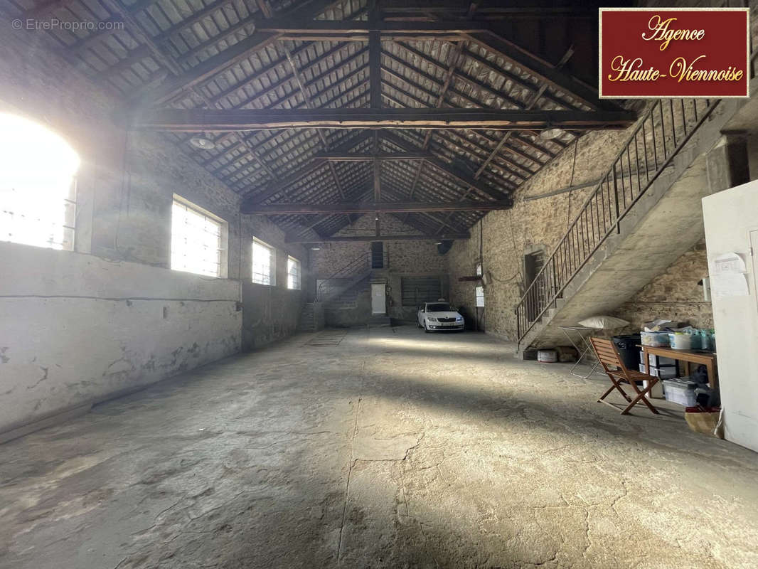 Parking à CHATEAUNEUF-LA-FORET