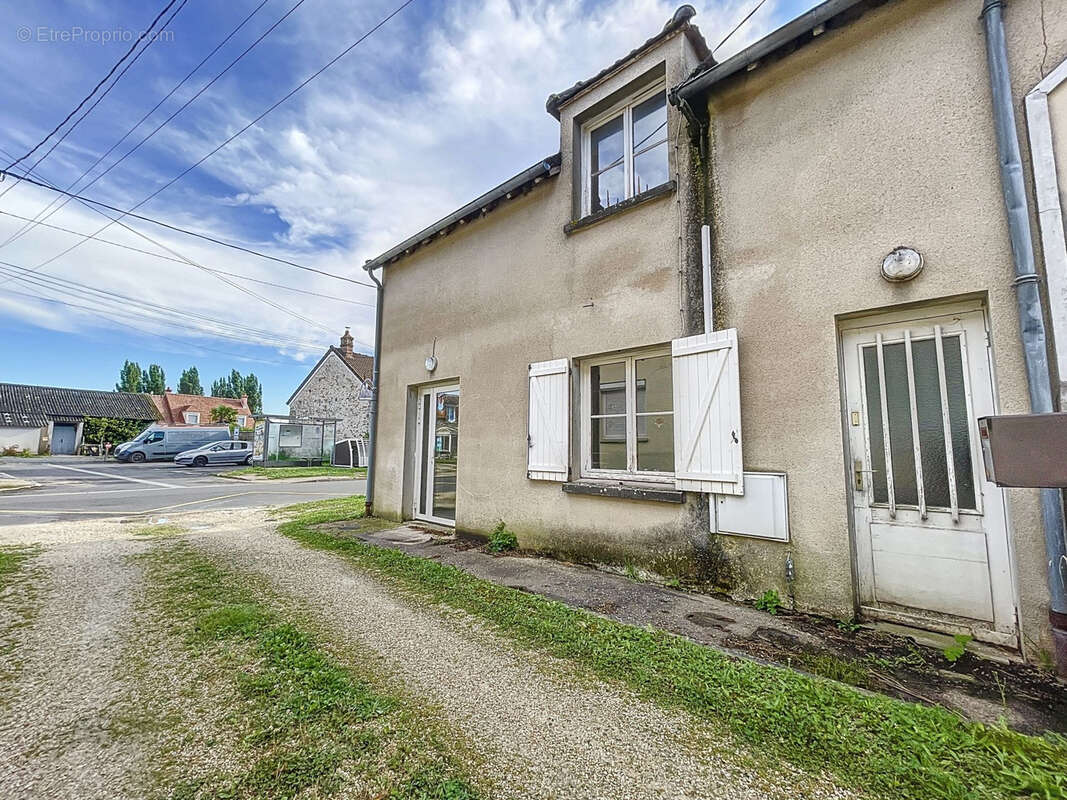 Maison à LES ECRENNES