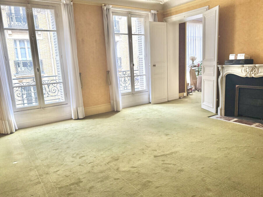 Appartement à PARIS-8E