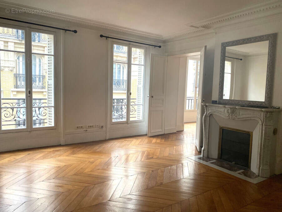 Appartement à PARIS-8E