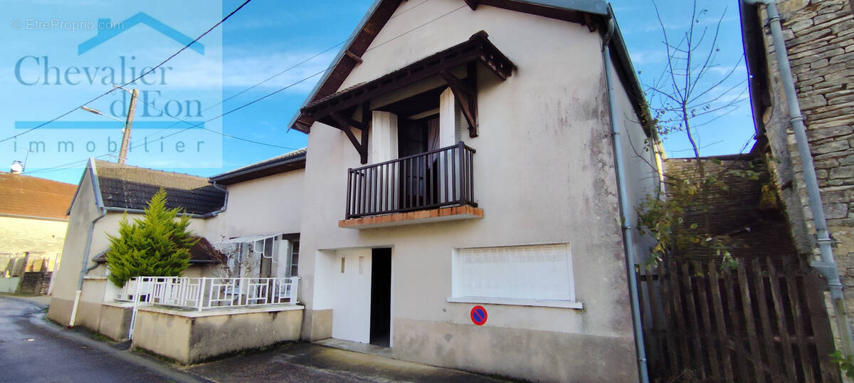 Maison à CRUZY-LE-CHATEL