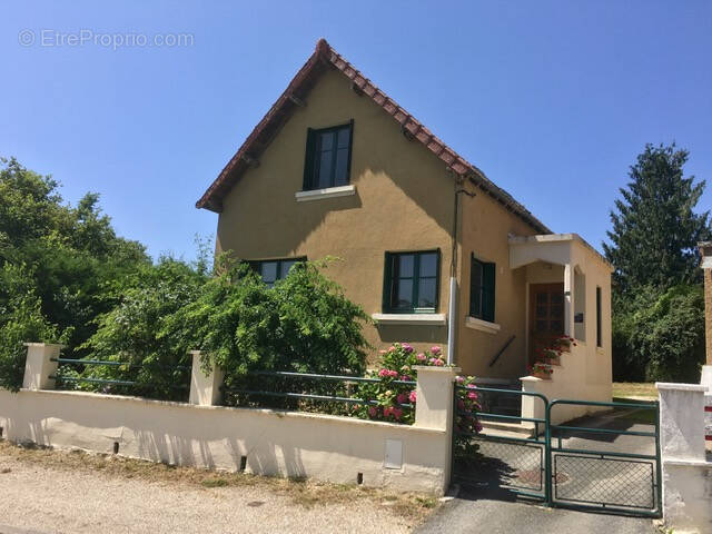 Maison à IVOY-LE-PRE