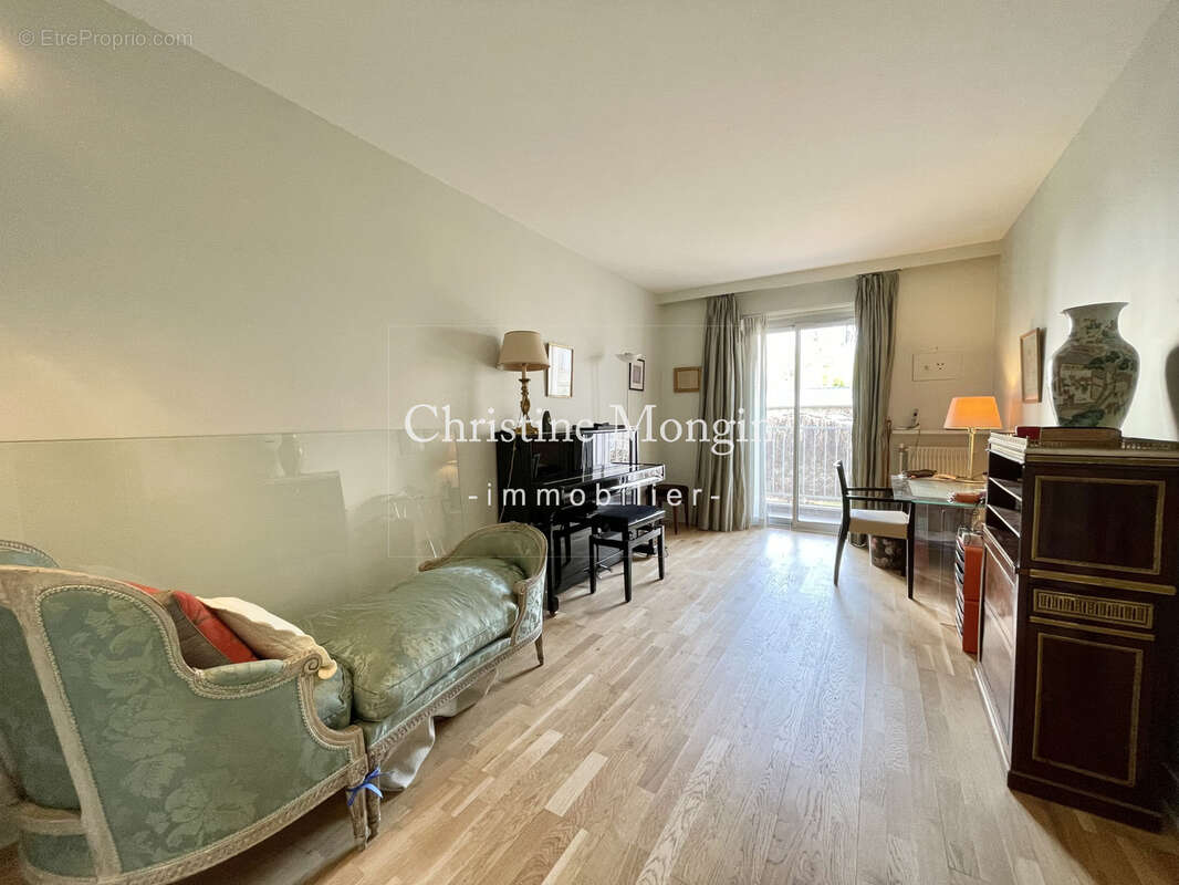 Appartement à NEUILLY-SUR-SEINE