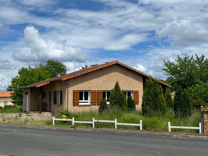 Maison à AVAILLES-LIMOUZINE