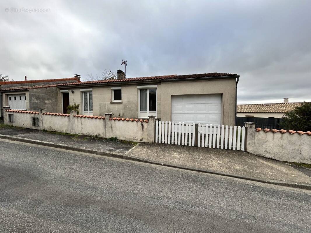 Maison à RUELLE-SUR-TOUVRE