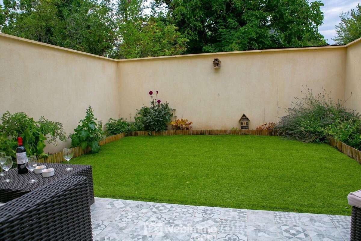 ?.une terrasse et son jardinet de 33 m² sans vis-à-vis et idéalement exposés Ouest. - Maison à BARBIZON