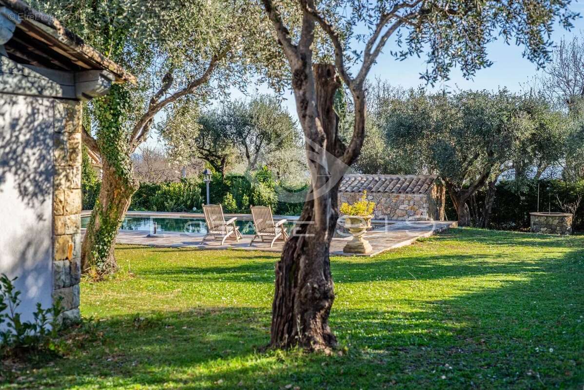 Maison à CHATEAUNEUF-GRASSE