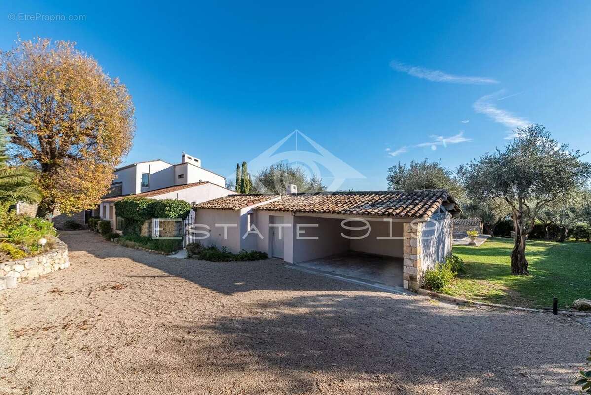 Maison à CHATEAUNEUF-GRASSE