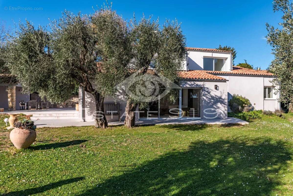 Maison à CHATEAUNEUF-GRASSE