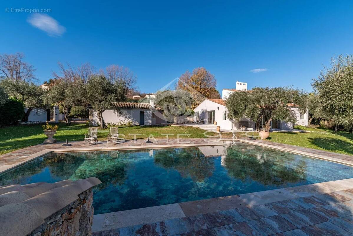 Maison à CHATEAUNEUF-GRASSE