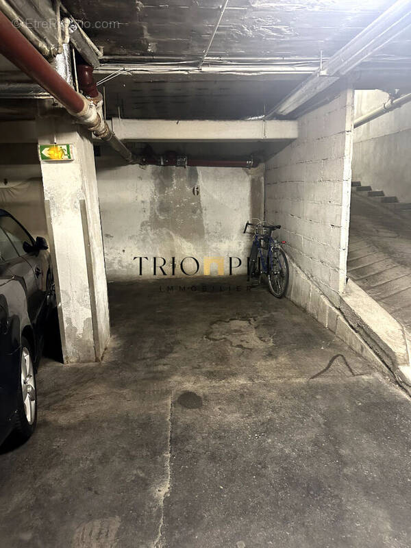 Parking à PARIS-16E