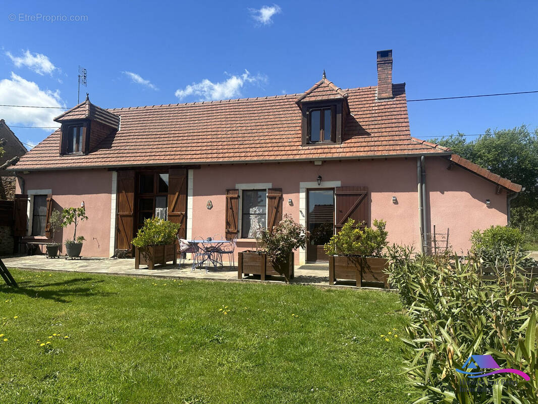 Façade  - Maison à SAINT-SATURNIN