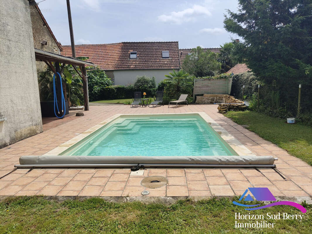 Terrase et piscine - Maison à LOUROUER-SAINT-LAURENT